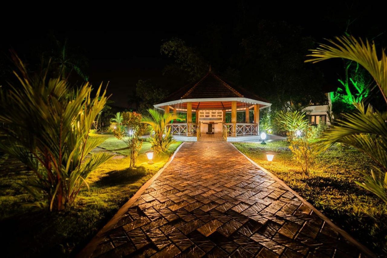 Nihara Resort And Spa Cochin Kochi Exterior photo