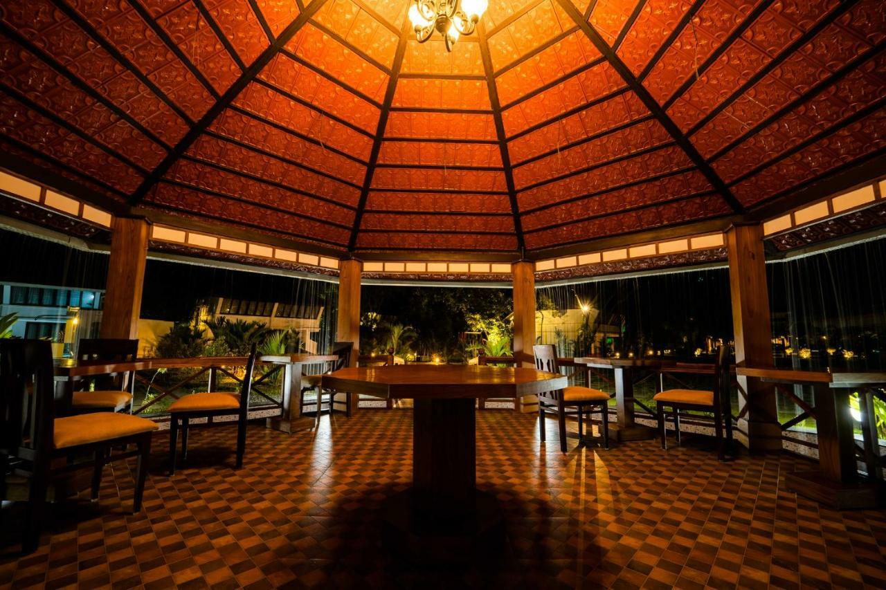 Nihara Resort And Spa Cochin Kochi Exterior photo