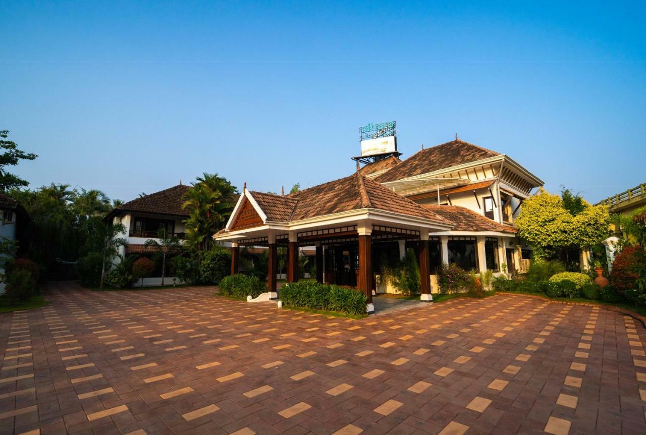 Nihara Resort And Spa Cochin Kochi Exterior photo