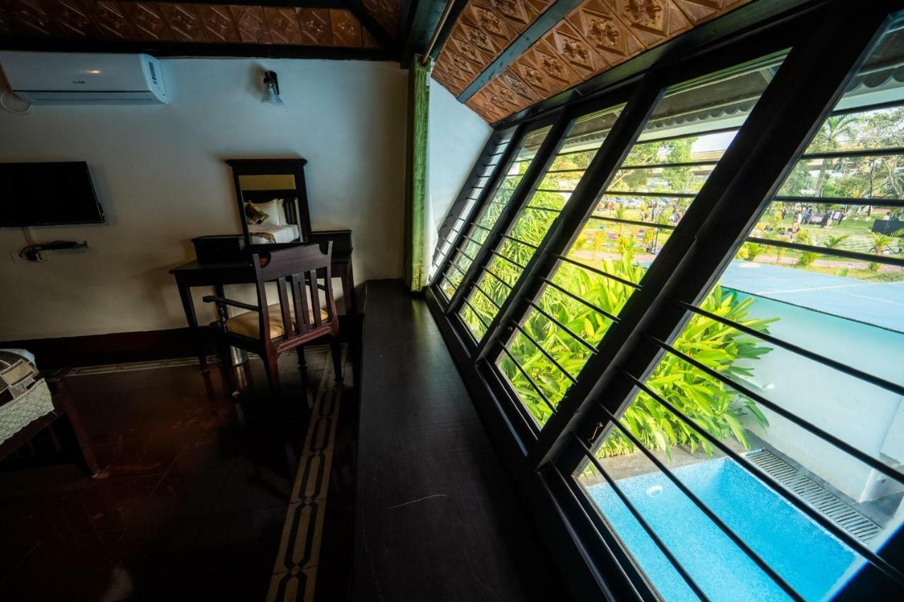Nihara Resort And Spa Cochin Kochi Exterior photo