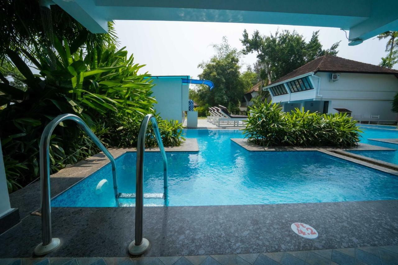 Nihara Resort And Spa Cochin Kochi Exterior photo